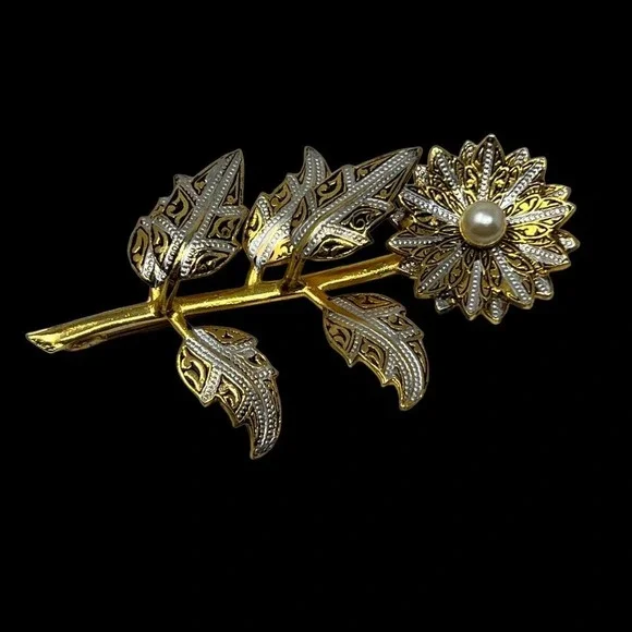 Vintage Flower Brooch Gold‎ White Enamel Accents Textured Layered Faux Pearl Pin - Picture 7 of 11